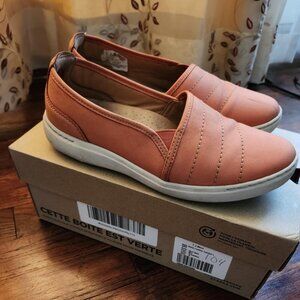 Clarks Women's Nalle Violet  leather Loafer size 8 wide